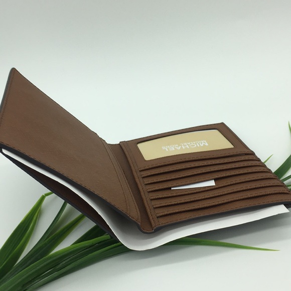 Michael Kors Jet Set Travel MD Passport Case Brown - Picture 7 of 8